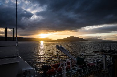 İskoçya 'nın güzel manzarası. Hareket eden yolcu teknesinden..
