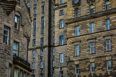 Edinburgh, Birleşik Krallık - 30 Mayıs 2019: İskoçya 'nın başkenti Edinburgh' un ünlü merkez caddeleri ve binaları.