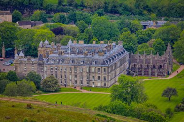 Edinburgh, Birleşik Krallık - 30 Mayıs 2019: İskoçya 'nın başkenti Edinburgh' un ünlü merkez caddeleri ve binaları.