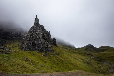 Iskoçya 'daki Skye Adası 'ndaki Storr 'ın yaşlı adamı. Sisli bulutlarla dağ manzarası.