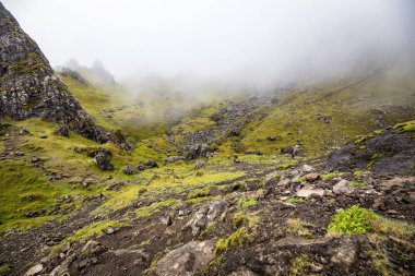 Iskoçya 'daki Skye Adası 'ndaki Storr 'ın yaşlı adamı. Sisli bulutlarla dağ manzarası.