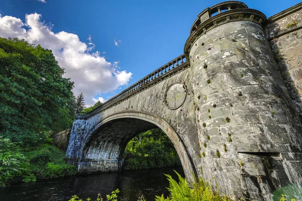 老桥和风景如画的苏格兰早晨景观 — 图库照片