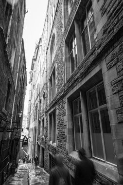 Edinburgh, Birleşik Krallık - 30 Mayıs 2019: İskoçya 'nın başkenti Edinburgh' un ünlü merkez caddeleri ve binaları.