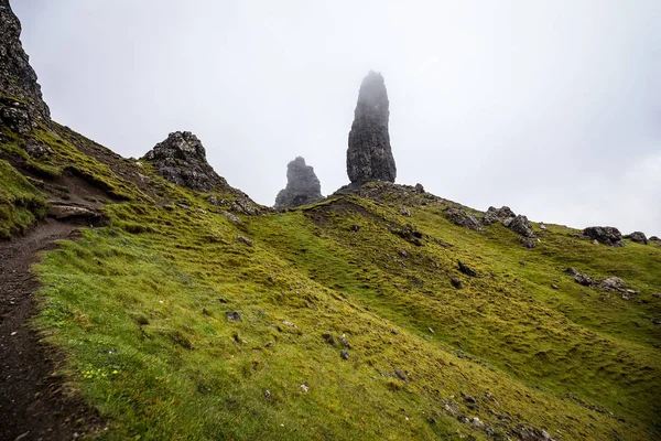 Anciano Storr Isla Skye Escocia Paisaje Montaña Con Nubes Niebla —  Fotos de Stock