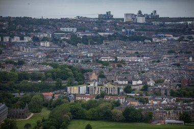 Edinburgh, Birleşik Krallık - 30 Mayıs 2019: İskoçya 'nın başkenti Edinburgh' un ünlü merkez caddeleri ve binaları.