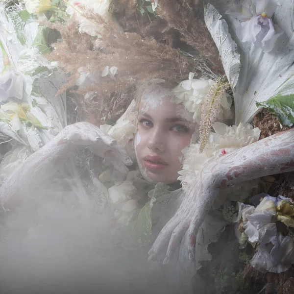 童话风格中的女性肖像，周围环绕着自然的植物和花朵. — 图库照片