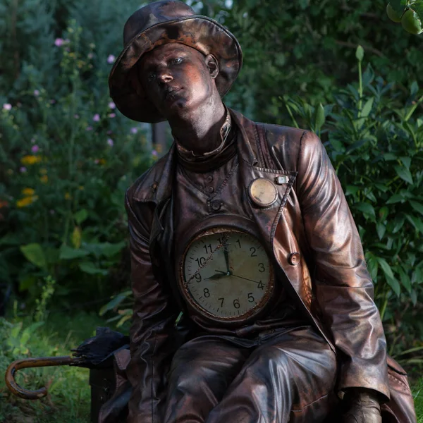 Personaje mágico estilizado de un reparador de reloj de bronce de cuento de hadas . —  Fotos de Stock