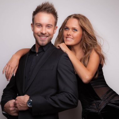 Genç, güzel ve şık bir çift.