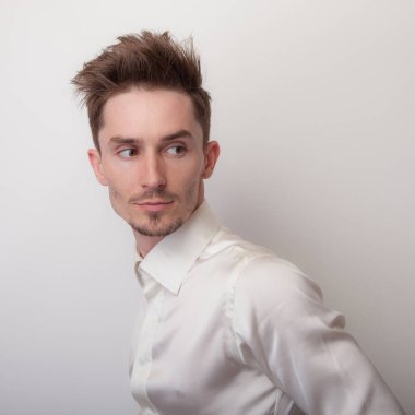 Yakışıklı, genç, zarif bir stüdyo resmi..