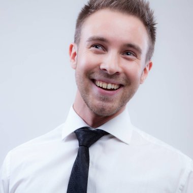 Yakışıklı, genç, zarif bir stüdyo resmi..