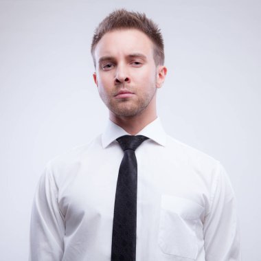 Yakışıklı, genç, zarif bir stüdyo resmi..