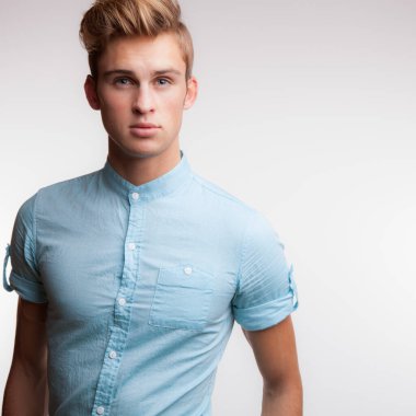 Yakışıklı, genç, zarif bir stüdyo resmi..