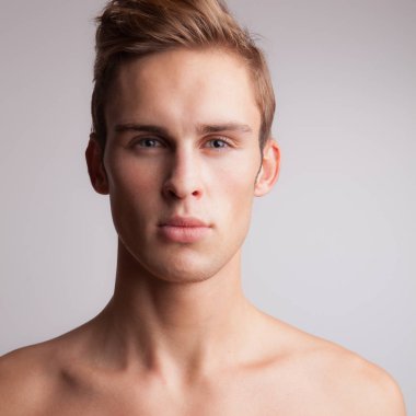 Yakışıklı, genç, zarif bir stüdyo resmi..