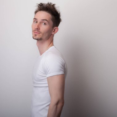 Yakışıklı, genç, zarif bir stüdyo resmi..