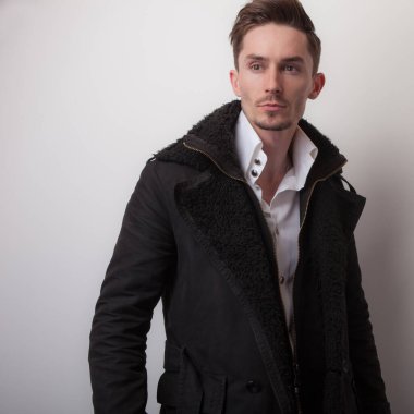 Yakışıklı, genç, zarif bir stüdyo resmi..