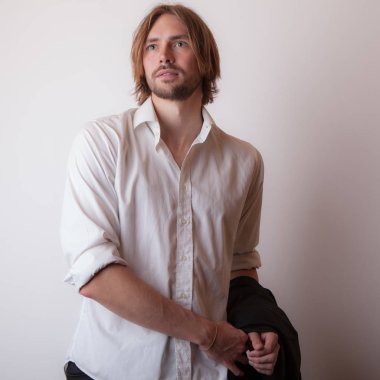 Yakışıklı, genç, zarif bir stüdyo resmi..