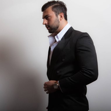 Yakışıklı, genç, zarif bir stüdyo resmi..