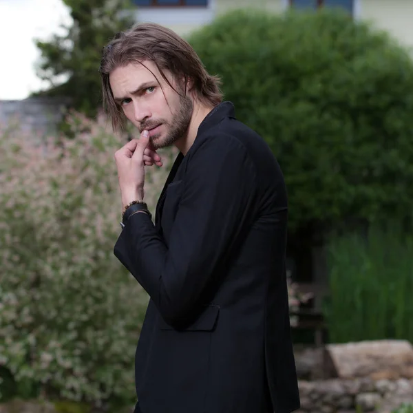 Jovem elegante bonito homem posando fora . — Fotografia de Stock