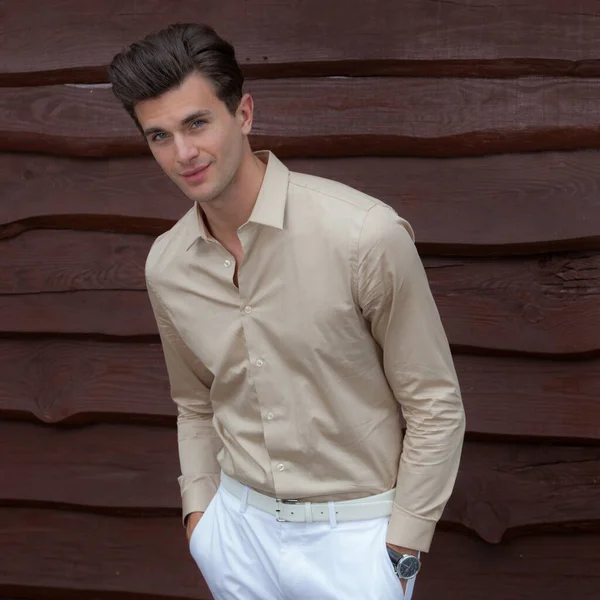 Retrato de joven guapo sobre fondo de madera . — Foto de Stock