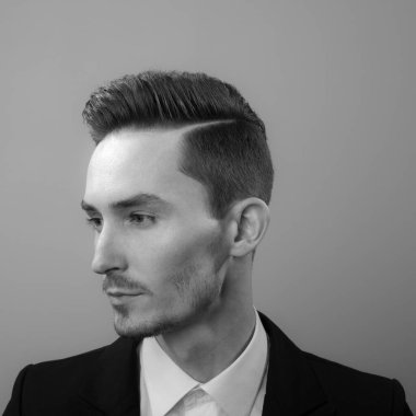 Yakışıklı, genç, zarif bir stüdyo resmi..