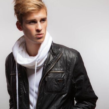 Yakışıklı, genç, zarif bir stüdyo resmi..