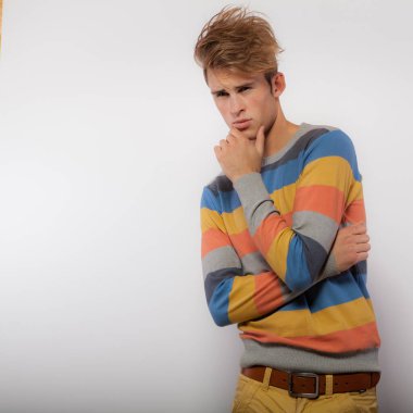 Yakışıklı, genç, zarif bir stüdyo resmi..