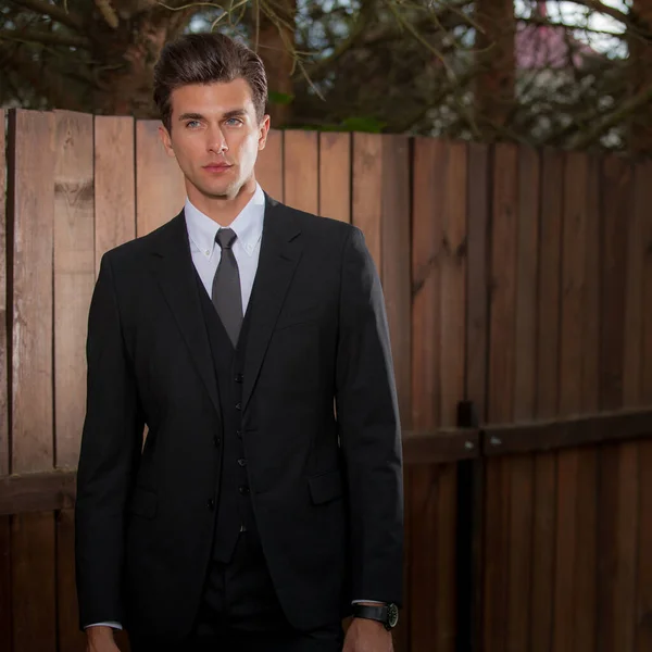 Jovem elegante bonito homem posando fora . — Fotografia de Stock