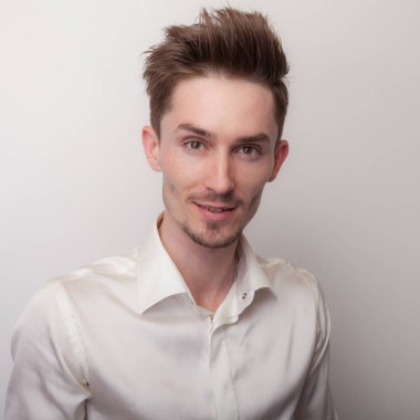 Yakışıklı, genç, zarif bir stüdyo resmi..