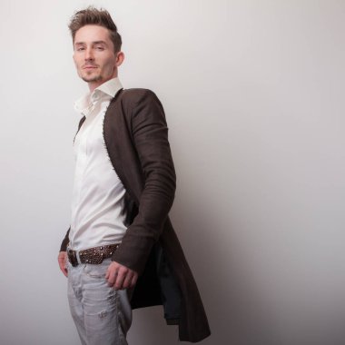 Yakışıklı, genç, zarif bir stüdyo resmi..