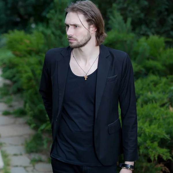 Young elegant handsome man posing outside. — Stock Photo, Image