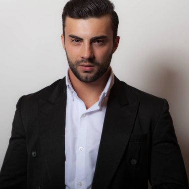 Yakışıklı, genç, zarif bir stüdyo resmi..