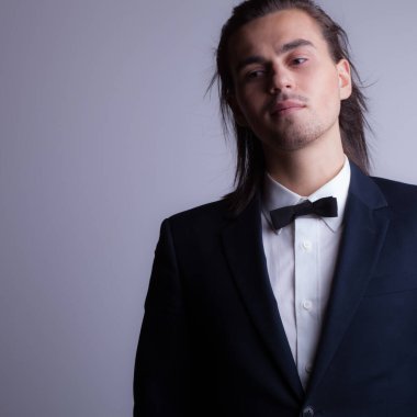 Yakışıklı, genç, zarif bir stüdyo resmi..