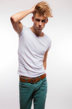 Yakışıklı, genç, zarif bir stüdyo resmi..