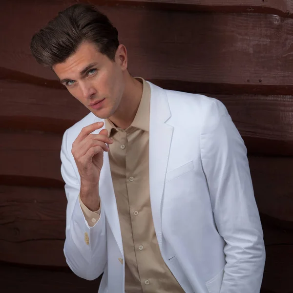 Retrato de joven guapo sobre fondo de madera . — Foto de Stock