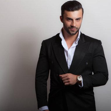 Yakışıklı, genç, zarif bir stüdyo resmi..