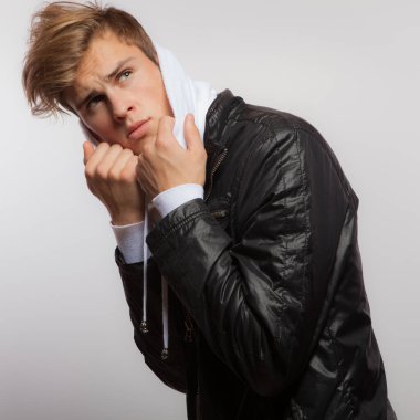 Yakışıklı, genç, zarif bir stüdyo resmi..