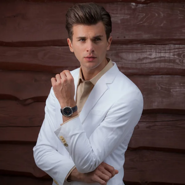 Retrato de belo jovem no fundo de madeira . — Fotografia de Stock