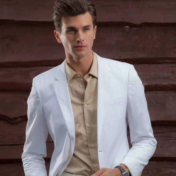 Retrato de joven guapo sobre fondo de madera . — Foto de Stock