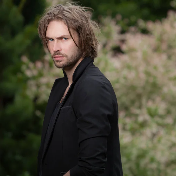 Young elegant handsome man posing outside. — Stock Photo, Image