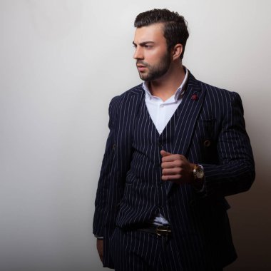 Yakışıklı, genç, zarif bir stüdyo resmi..