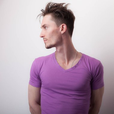 Yakışıklı, genç, zarif bir stüdyo resmi..