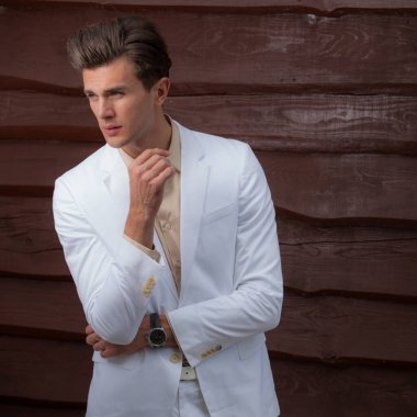 Ahşap arka planda yakışıklı bir gencin portresi..