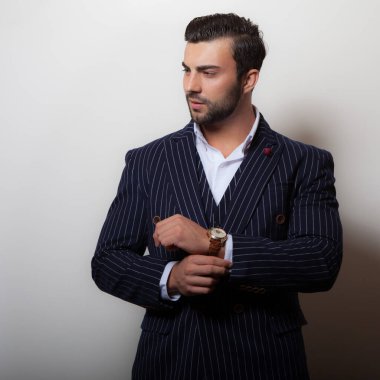 Yakışıklı, genç, zarif bir stüdyo resmi..