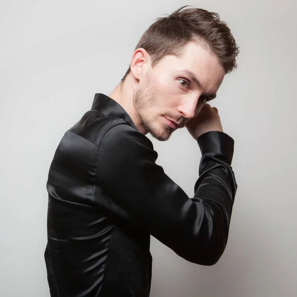 Bonito jovem elegante homem estúdio retrato . — Fotografia de Stock