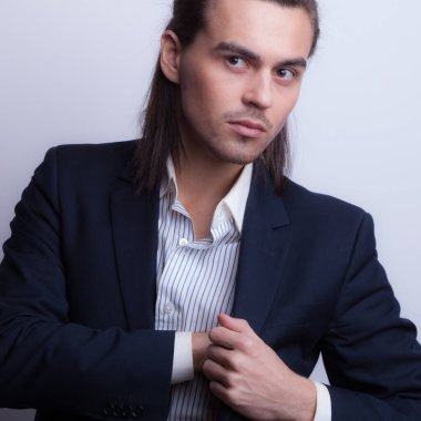 Yakışıklı, genç, zarif bir stüdyo resmi..