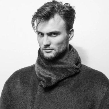 Yakışıklı, genç, zarif bir stüdyo resmi..