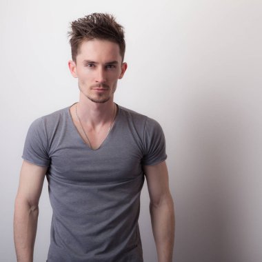 Yakışıklı, genç, zarif bir stüdyo resmi..