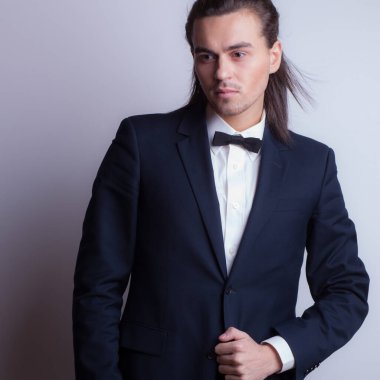 Yakışıklı, genç, zarif bir stüdyo resmi..