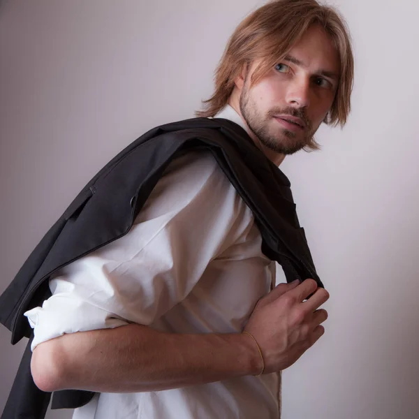 Bonito jovem elegante homem estúdio retrato . — Fotografia de Stock