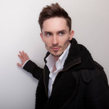 Yakışıklı, genç, zarif bir stüdyo resmi..